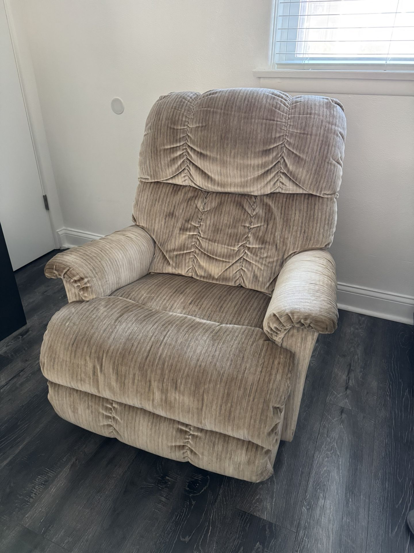 🛋️ Free! Comfy Beige Recliner Chair! 🛋️
