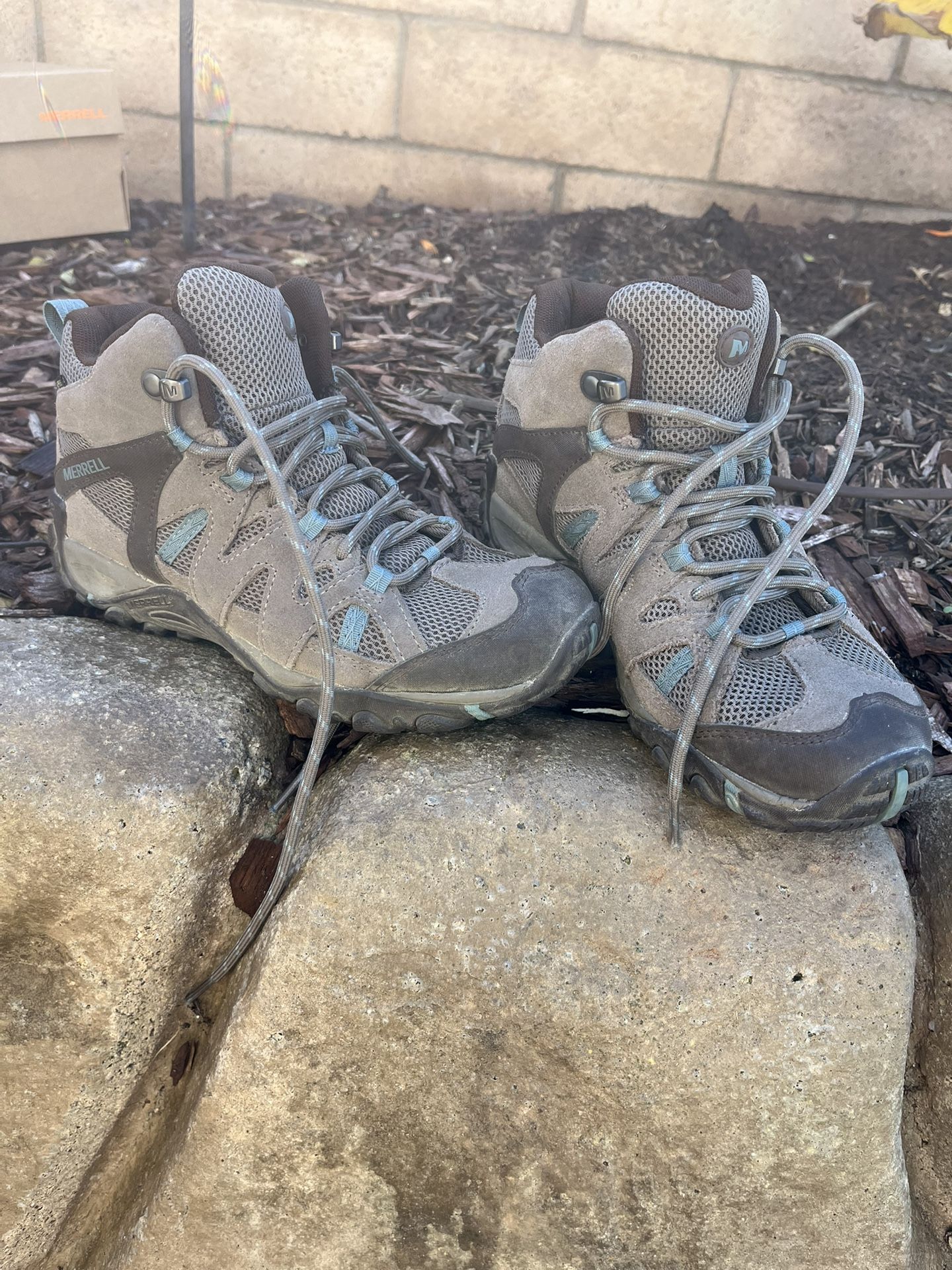 Women’s Merrell Hiking Boots Size 6.5 - Very Clean!