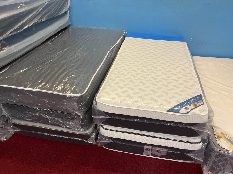 For sale โฅ๏ธ Twin Size Mattress & Box spring : Needs Gone For Sale