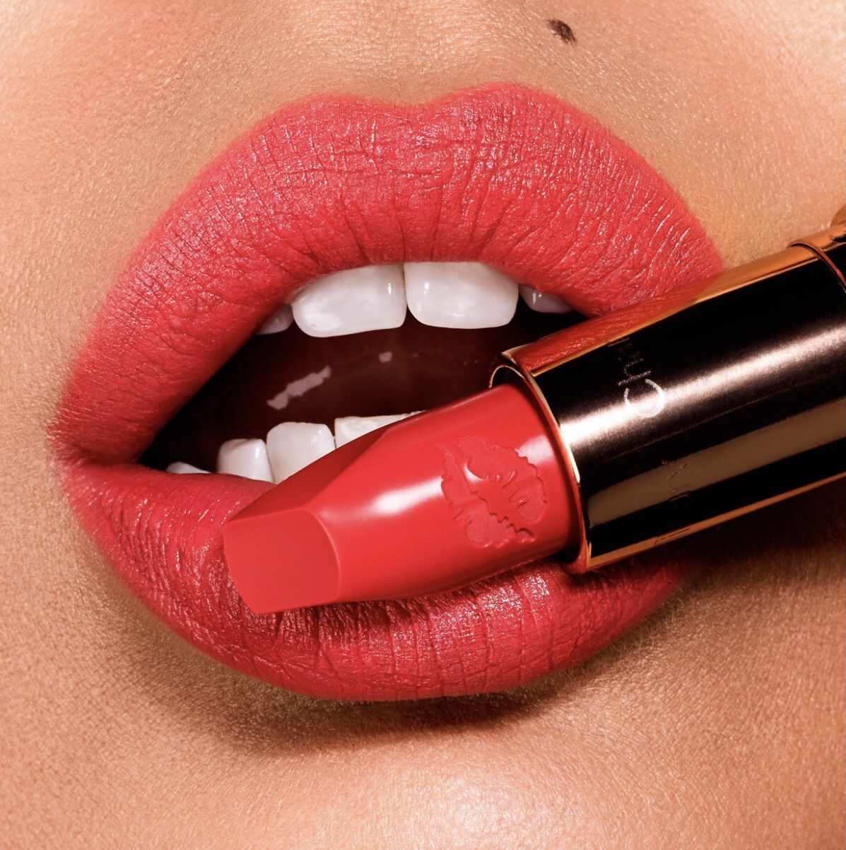 New! Charlotte Tilbury💕💄”HOT EMILY ”💄💕 K.I.S.S.I.N.G Satin Shine Lipstick