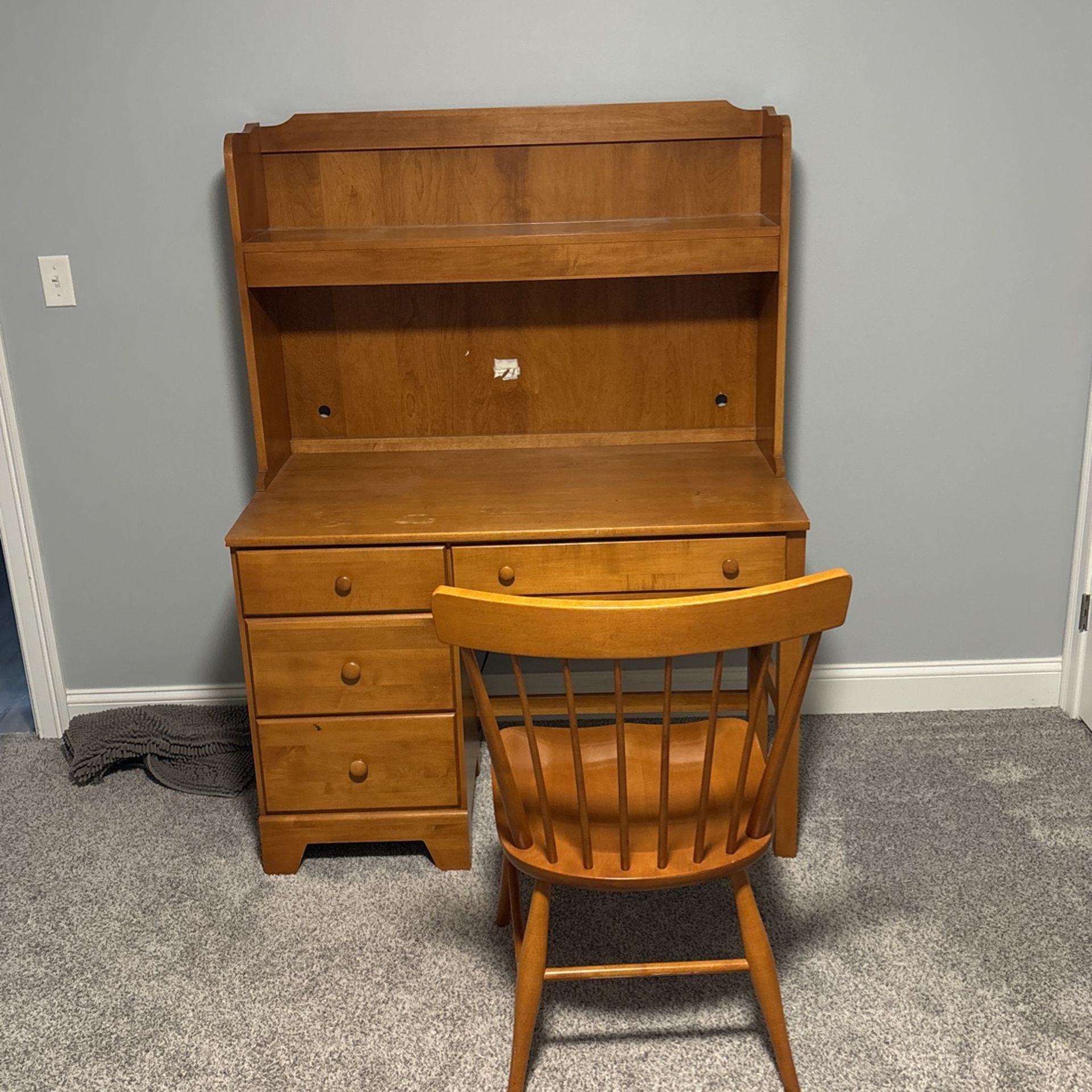 Moosehead Desk And Chair With Hutch