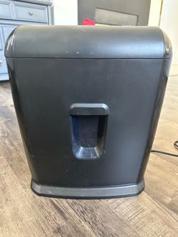 Staples 10-Sheet Cross-Cut Shredder with Lockout Key SPL-BXC102A WORKING