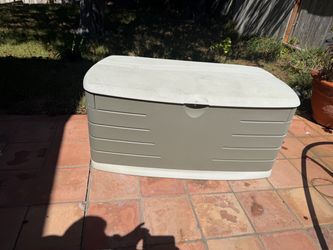 Rubbermaid Outdoor Storage Deck Box with Seat - Great Condition