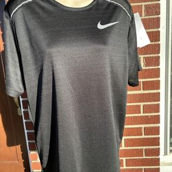 New Women's T-shirt Nike brand. Size M-L.$25