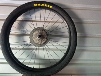 Maxxis Hookworm 27.5x2.5" with wheels