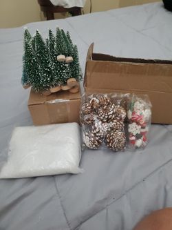 MINI CHRISTMAS TREES  AND DECORATIONS 