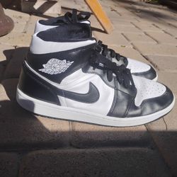 Jordan 1 Black And White 