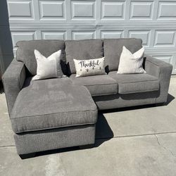 Like New Grey Sectional 🩶(FREE DELIVERY)