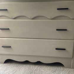 Beautiful 34” Tall, 3 Drawer Dresser. 