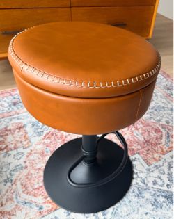 2 bar stools