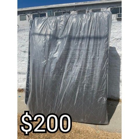 QUEEN MATTRESS WITH BOX SPRING 