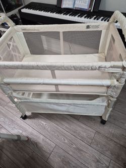 Mini Crib Arm's Reach co-sleeper Bassinet bedside Beige