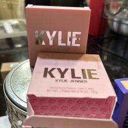 Kylie Jenner  Blush Pwder