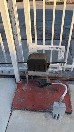 Electric gate shaking, dragging, or jamming? I fix chain, rollers, and tracks