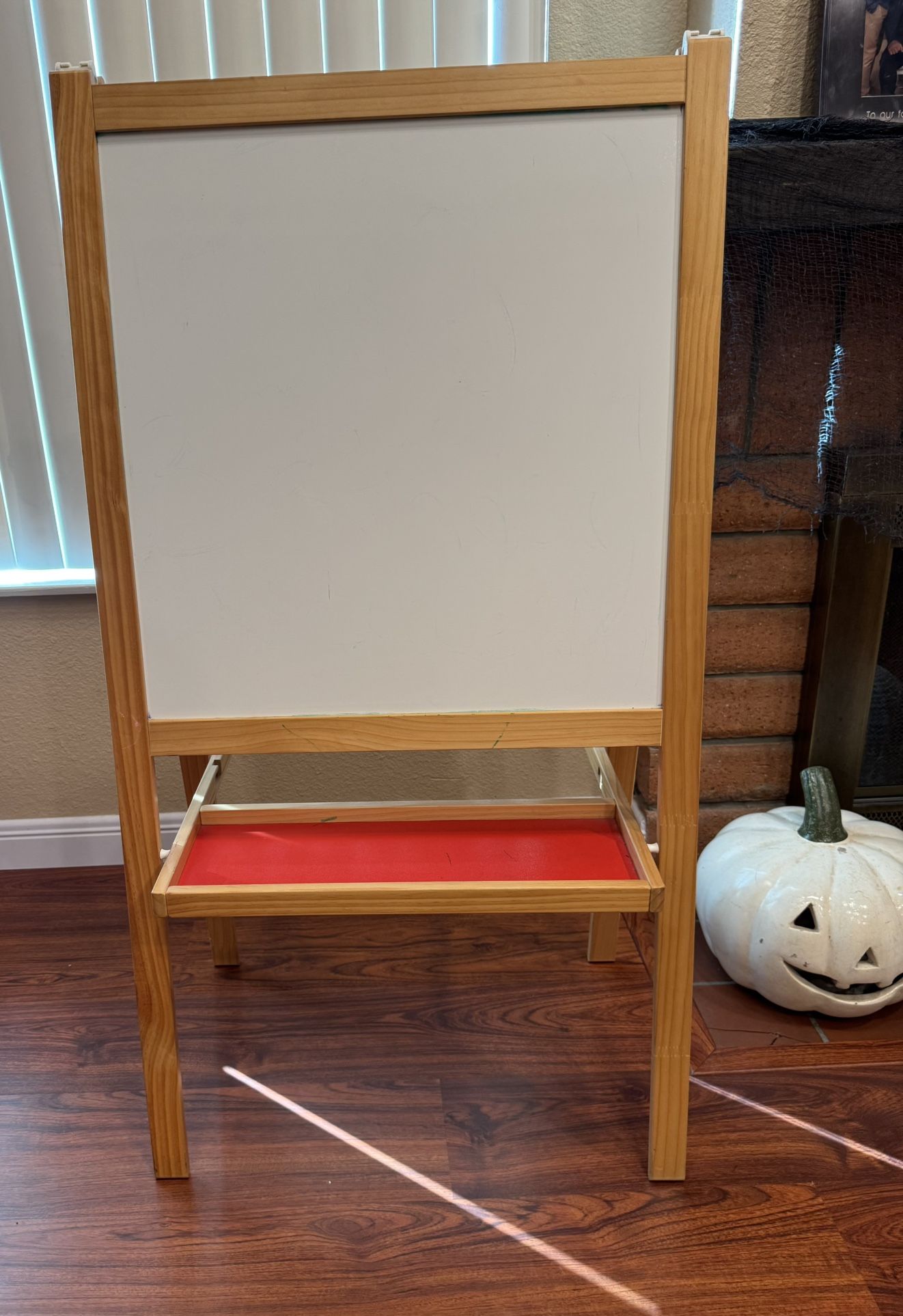 children’s whiteboard and chalkboard easel