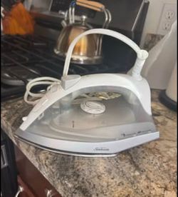 Compact steam iron sunsmbeam