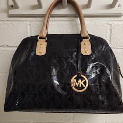 Michael Kors Black Signature Jet Set Patent Leather Domed Satchel Leather Handles  Handbag very clean inside & Very beautiful! 