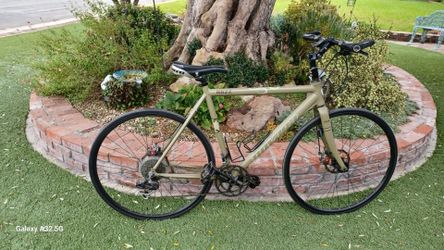 Novara Buzz Mens Road Bike All Alum like new 700c
