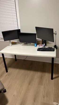 Desk w three monitors!