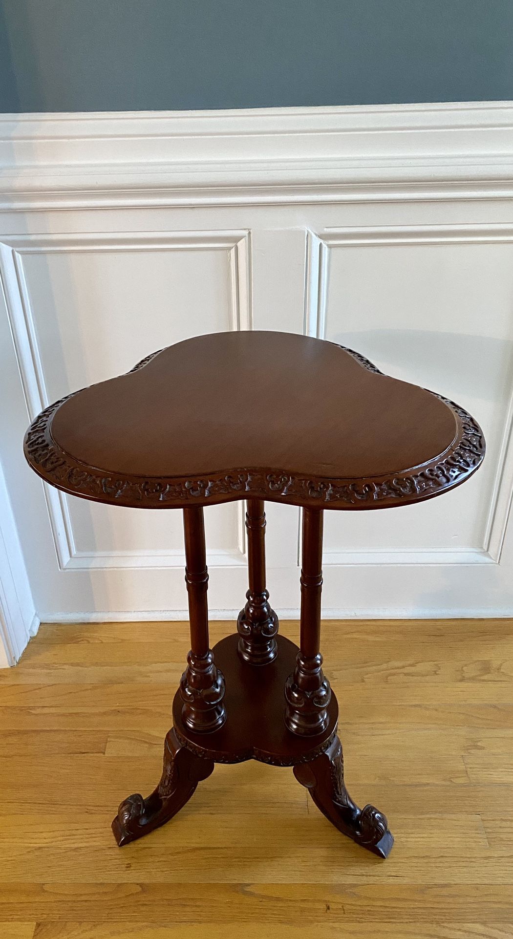 Antique Oak Small Table Three-leaf-clover 