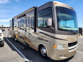 2011 Four Winds Thor Hurricane 33T RV Motorhome Low miles V10