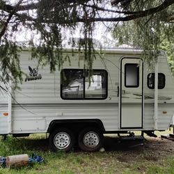 2004 Nash 16c Travel Trailer Camper  Sleeps 4-6 / Bathroom / Fridge Stove Microwave TV DVD Awning And More 3500 Lbs Dry Weight 