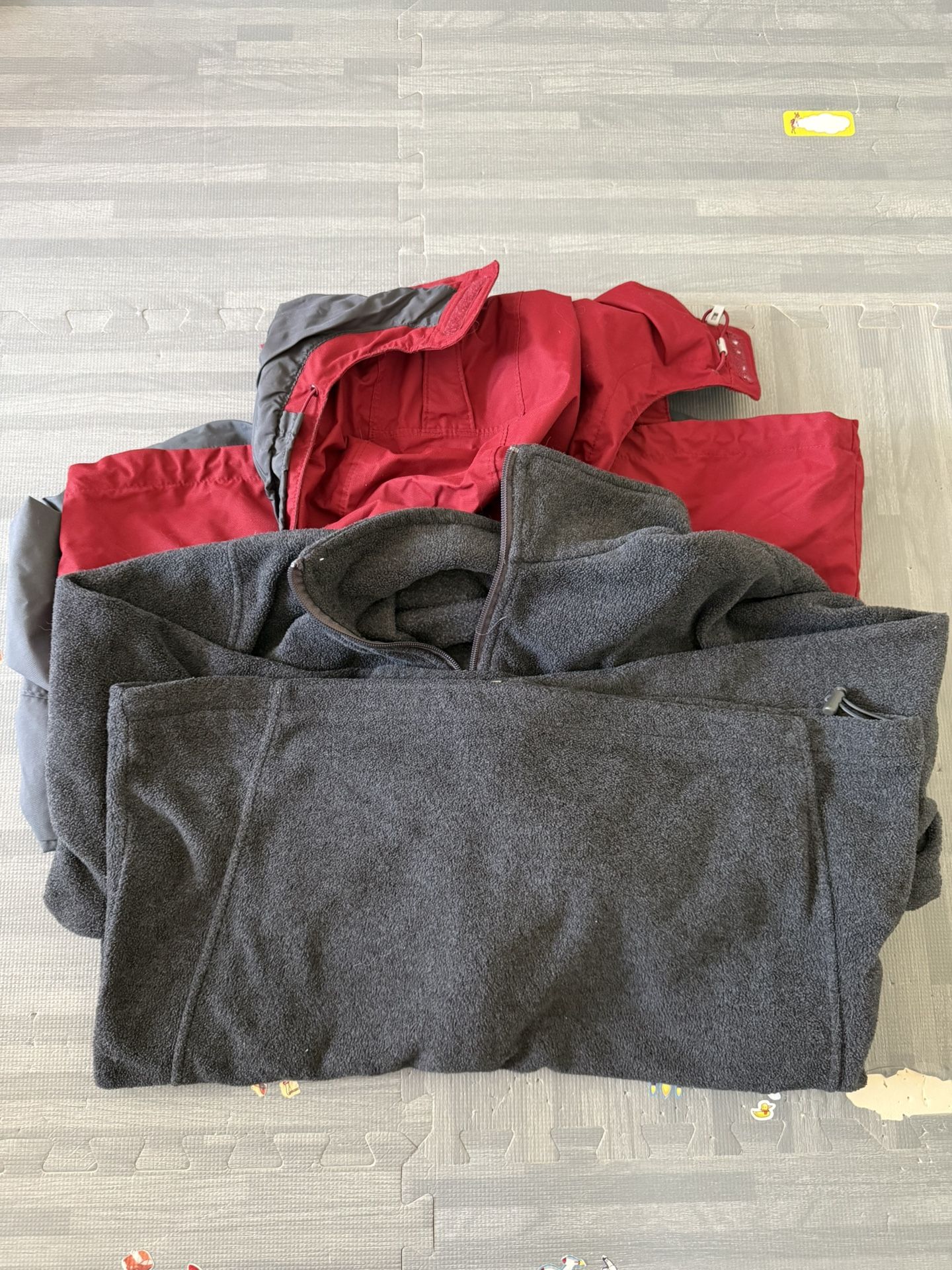 Columbia men’s red windbreaker & grey fleece jacket