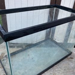 Fish Tank ( Does Not Hold Water Only For Reptiles Or Insects)