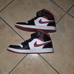 Nike Jordan's Mid1