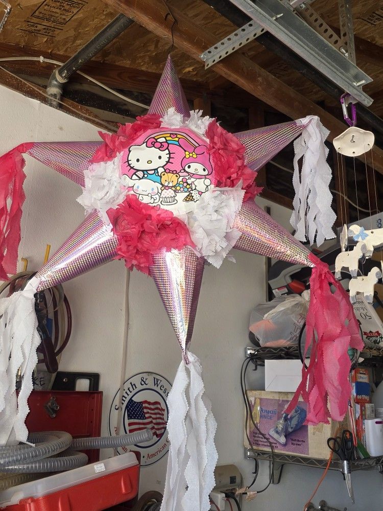 Hello Kitty Piñata