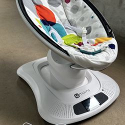 4moms Mamaroo, Great Condition, Mobile is Missing.
