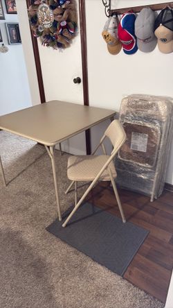 Card table w/ fabric cushioned, foldable chairs