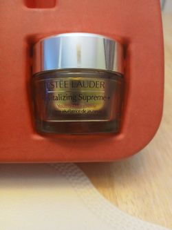 Estee water revitalizing Supreme youth power cream