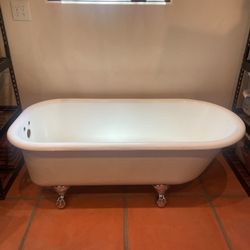 Antique Claw foot Tub With Chrome Feet