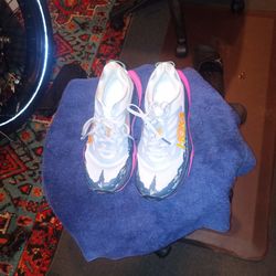 Used) Women's HOKA TORRENT 4 RUNNING SHOES $25