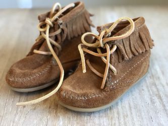 Kids SIZE 8 Minnetonka tramper moccasin boots in excellent condition