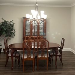 $400 Queen Anne Cherry Dining Room Table, 6 Chairs And Two Piece Lighted Hutch With Glass Doors 