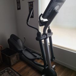 Elliptical Machine - Life Fitness Gym Quality