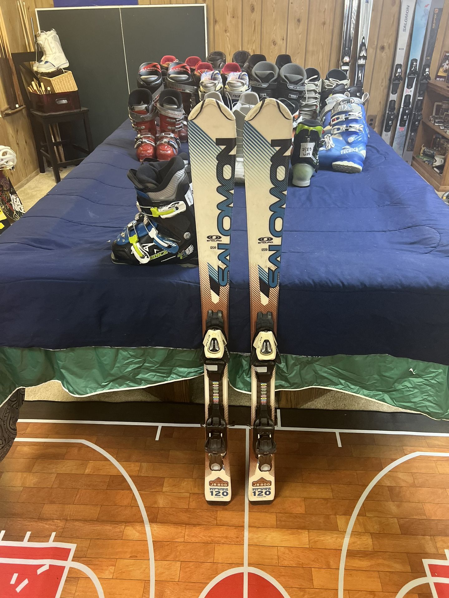  Kids Salomon ski package with boots and bindings
