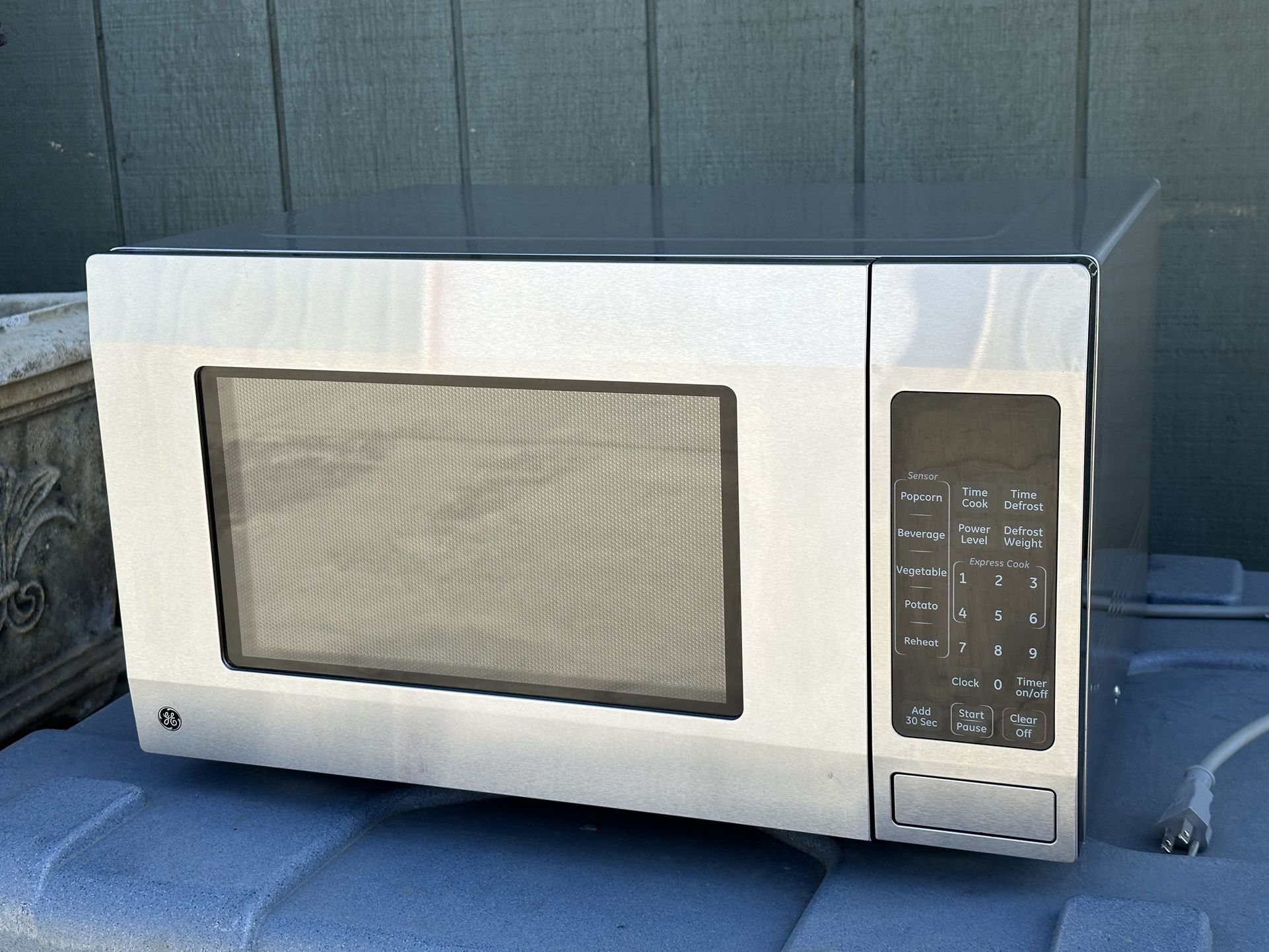 GE 1.6-cu ft 1150-Watt Countertop Microwave (Stainless Steel) Model #JES1657SMSS
