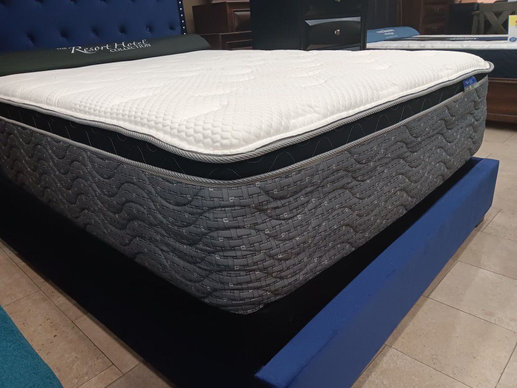 *Weekend Special*---Jefferson Landing Cool Comfort Queen/King Mattress And Foundation Sets---Starting At $1099---Delivery And Financing Available🙌