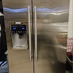 Electrolux IQ-Touch Series EI23CS35KS side-by-side Refrigerator