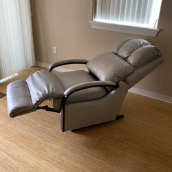 Cream Color Leather Recliner.. Like New  . Very Comfortable