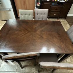 Excellent Condition Extendable Dining Table With 6 Cushioned Chair’s 