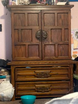 Dresser made from real wood center peace is a jewelry compartment