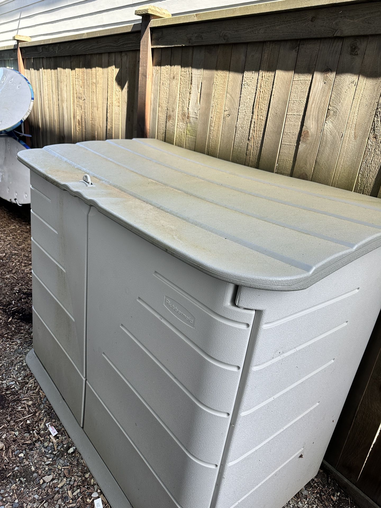 Rubbermaid Large Horizontal Resin Outdoor Storage Shed With Floor