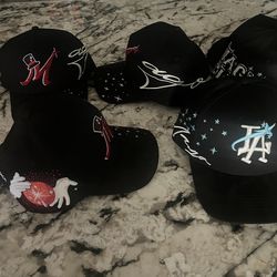 El mago 31 hats azul y rojo