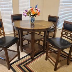 Beautiful Counter Height Dining Set for 4! Table with 4 matching chairs. Good condition, sturdy. 