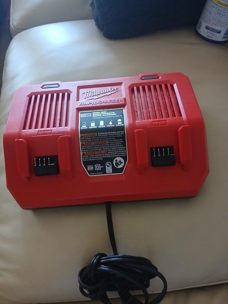 Milwaukee
M18 18-Volt Lithium-Ion Dual Bay Rapid Battery Charger