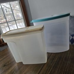 2 Rubbermaid Containers 21 Cups 
